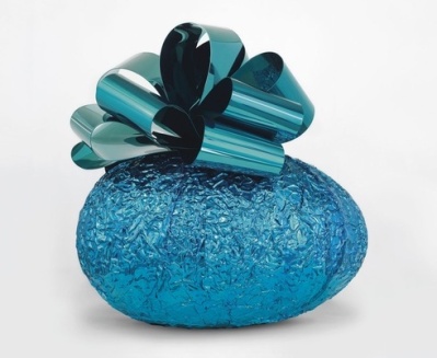 Jeff Koons, "Baroque Egg with Bow, 1994. Courtesy Monsoon Art Collection.